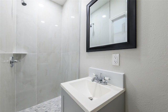 226 Palmyra Dr, Orlando, FL 32807 - bathroom featuring a tile shower and vanity