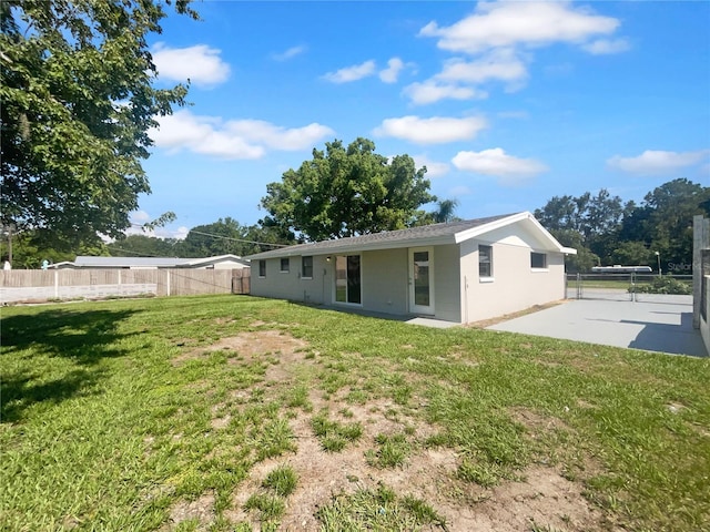 2575 King Ave, Auburndale, FL 33823 - back of property with a patio area
