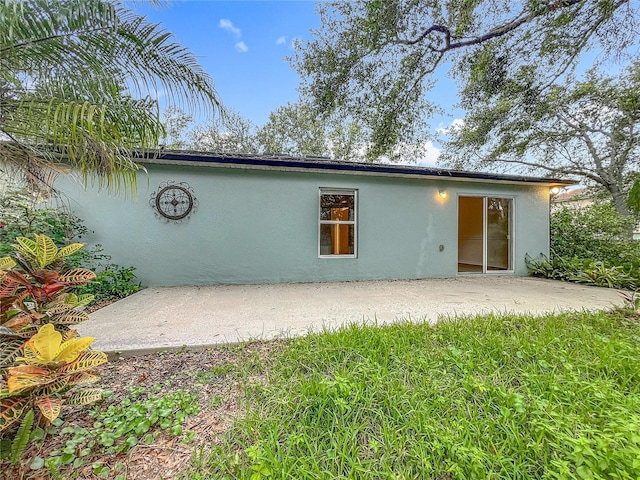 2353 Kingscrest Cir, Apopka, FL 32712 - back of property featuring stucco siding and a patio area