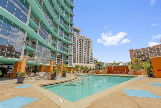 322 E Central Blvd Unit 614, Orlando, FL 32801 - community pool with a patio
