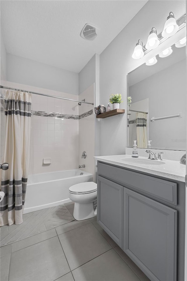 944 Benjamin Trl, Davenport, FL 33837 - bathroom featuring vanity, shower / bath combo, and tile patterned floors