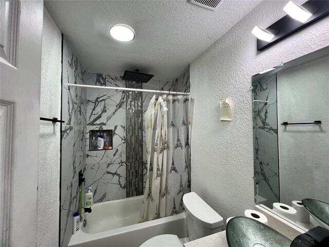 223 Hope Cir, Orlando, FL 32811 - full bath with a combined bath / shower with rainfall shower, a textured wall, and a textured ceiling