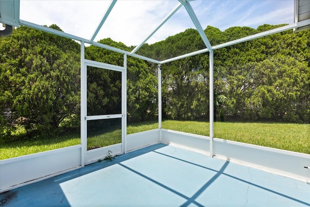 956 Chula Ct, Lady Lake, FL 32159 - unfurnished sunroom with a view of trees