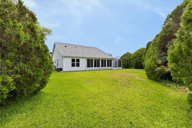956 Chula Ct, Lady Lake, FL 32159 - back of property featuring a lawn and a sunroom