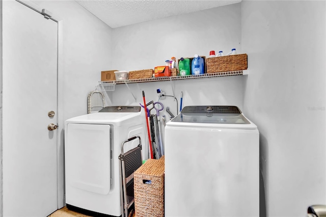 2235 Meadowmouse St, Orlando, FL 32837 - laundry area with washing machine and dryer and a textured ceiling