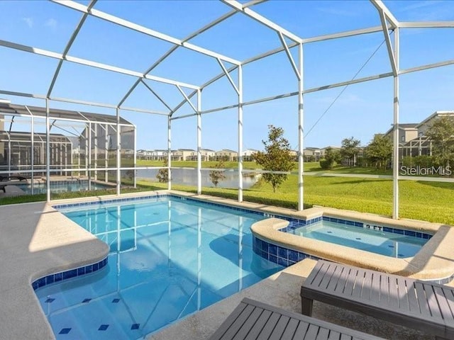 8982 Cabot Cliffs Dr, Davenport, FL 33896 - swimming pool featuring an in-ground hot tub, a lawn, a water view, a patio area, and a lanai