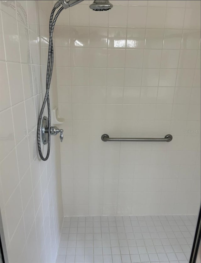 152 Glendale Ct, Kissimmee, FL 34759 - bathroom featuring tiled shower