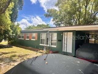 single story home with a carport