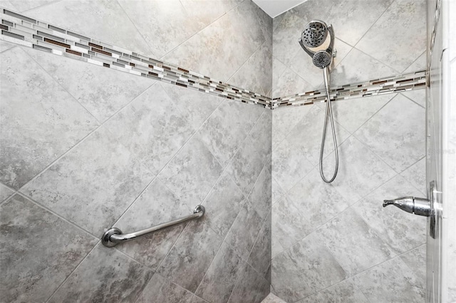 2895 Apache Ct, The Villages, FL 32163 - bathroom featuring a tile shower