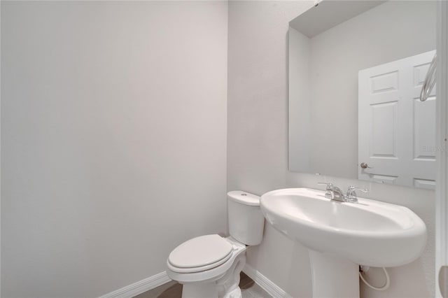 172 S Zuni Rd, Saint Cloud, FL 34771 - half bath featuring baseboards and toilet