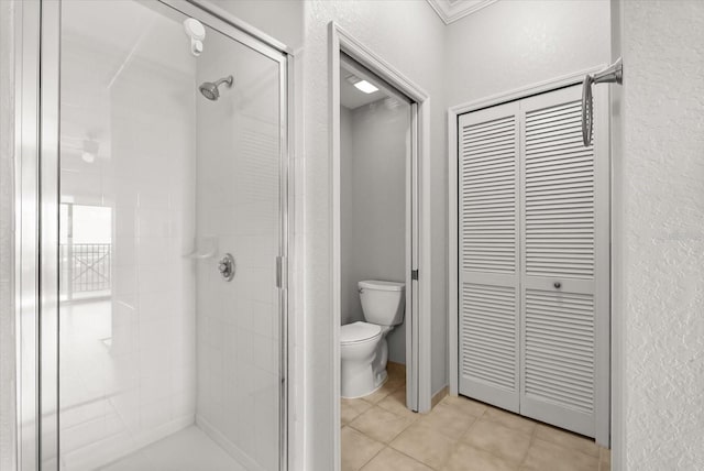 8101 Resort Village Dr Unit 31503, Orlando, FL 32821 - bathroom featuring a shower stall, a textured wall, a closet, and tile patterned flooring