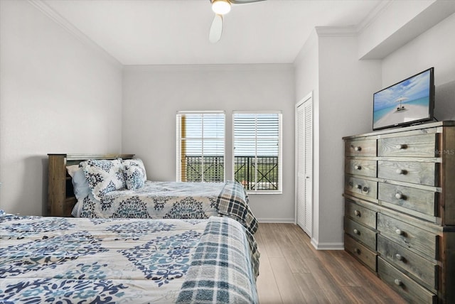 8101 Resort Village Dr Unit 31503, Orlando, FL 32821 - bedroom with wood finished floors, ornamental molding, a ceiling fan, and a closet