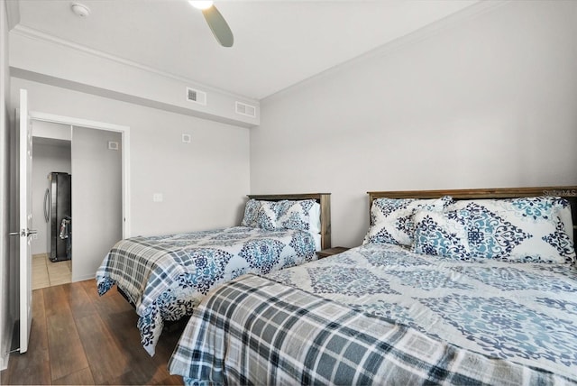 8101 Resort Village Dr Unit 31503, Orlando, FL 32821 - bedroom with freestanding refrigerator, wood finished floors, ornamental molding, and ceiling fan