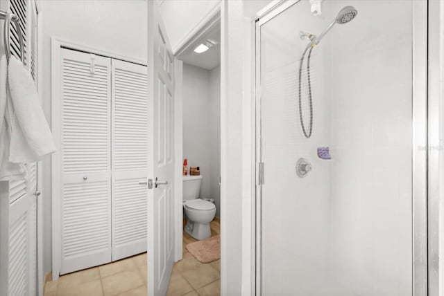 8101 Resort Village Dr Unit 31503, Orlando, FL 32821 - bathroom with a shower stall, a closet, and tile patterned floors