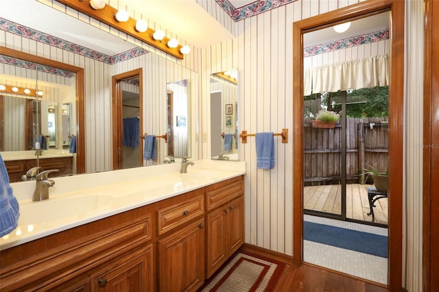 1121 Winged Foot Cir, Winter Springs, FL 32708 - full bath featuring double vanity, wood finished floors, and wallpapered walls