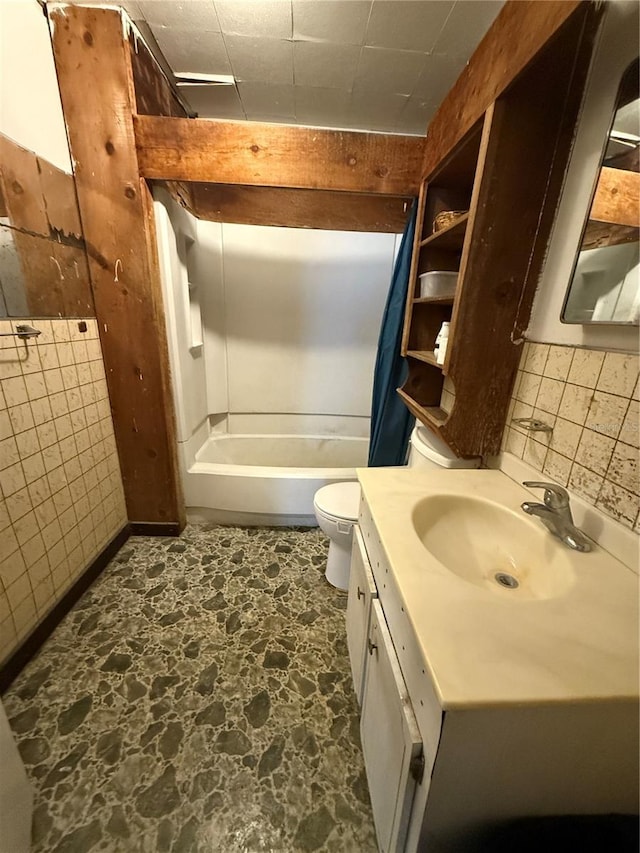 1425 26th St, Orlando, FL 32805 - full bath featuring vanity and shower / bath combination with curtain