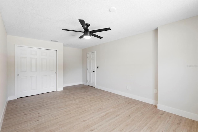 105 E Magnolia St, Davenport, FL 33837 - unfurnished bedroom with wood finished floors, a textured ceiling, a closet, and a ceiling fan