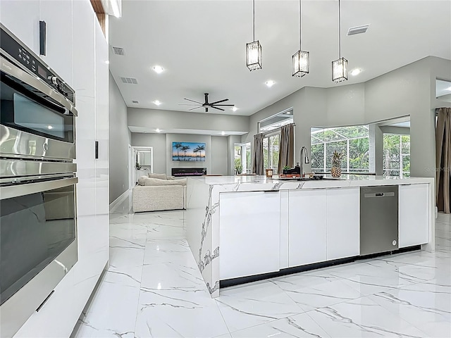 704 Forest View Ct, Winter Springs, FL 32708 - kitchen with stainless steel appliances, modern cabinets, open floor plan, a ceiling fan, and recessed lighting