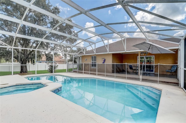 2800 Woodsmere Ct, Kissimmee, FL 34746 - view of pool featuring a patio area, glass enclosure, and an in-ground hot tub