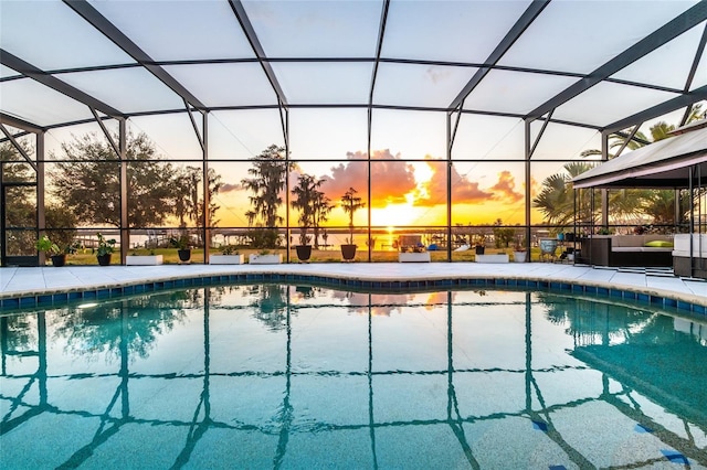 5552 Remsen Cay Ln, Windermere, FL 34786 - pool at dusk with an outdoor pool, a lanai, and an outdoor hangout area