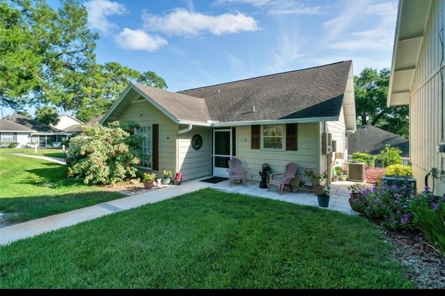 1034 Villa Ln Unit 18, Apopka, FL 32712 - view of front facade featuring a front yard, a patio, and a shingled roof