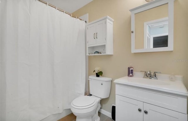 1034 Villa Ln Unit 18, Apopka, FL 32712 - full bath with vanity and a shower with shower curtain