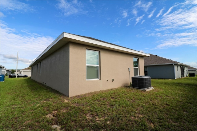 1105 Citrus Landings Blvd, Davenport, FL 33837 - view of side of home featuring stucco siding and a lawn