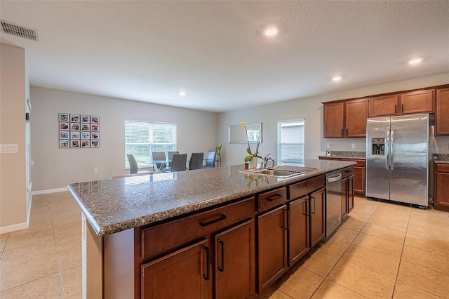 565 Ogelthorpe Dr, Davenport, FL 33897 - kitchen featuring stainless steel appliances, plenty of natural light, a kitchen island with sink, light tile patterned flooring, and recessed lighting