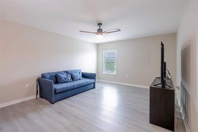 565 Ogelthorpe Dr, Davenport, FL 33897 - living area featuring light wood finished floors and a ceiling fan