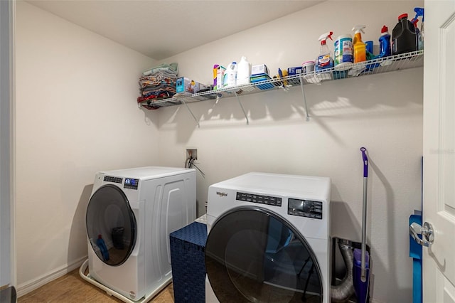 565 Ogelthorpe Dr, Davenport, FL 33897 - laundry area featuring independent washer and dryer and light wood finished floors