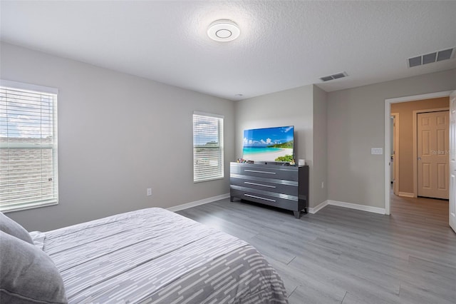 565 Ogelthorpe Dr, Davenport, FL 33897 - bedroom featuring light wood-style floors and a textured ceiling