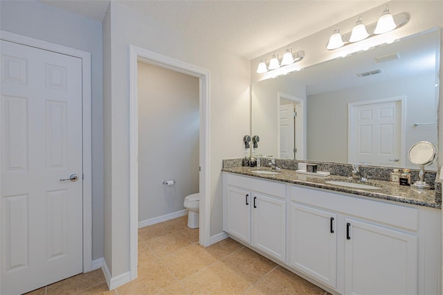 565 Ogelthorpe Dr, Davenport, FL 33897 - full bathroom with double vanity and tile patterned flooring