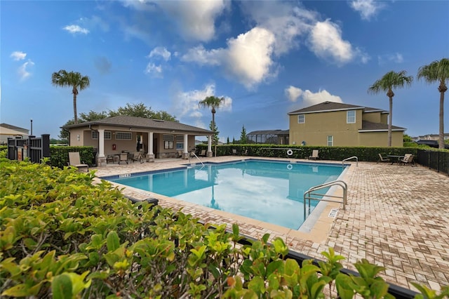 565 Ogelthorpe Dr, Davenport, FL 33897 - community pool with a patio