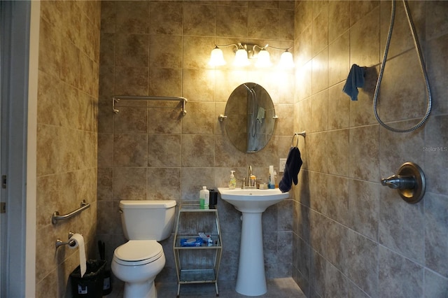 13785 SE 39th Ter, Summerfield, FL 34491 - bathroom with a tile shower and tile walls