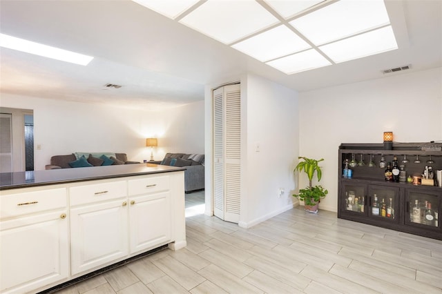 1029 Antelope Trl, Winter Springs, FL 32708 - kitchen featuring open floor plan, white cabinetry, dark countertops, and light wood-type flooring