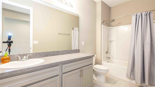 922 Suffolk Pl, Davenport, FL 33896 - bathroom featuring vanity, shower / bath combo with shower curtain, and tile patterned flooring