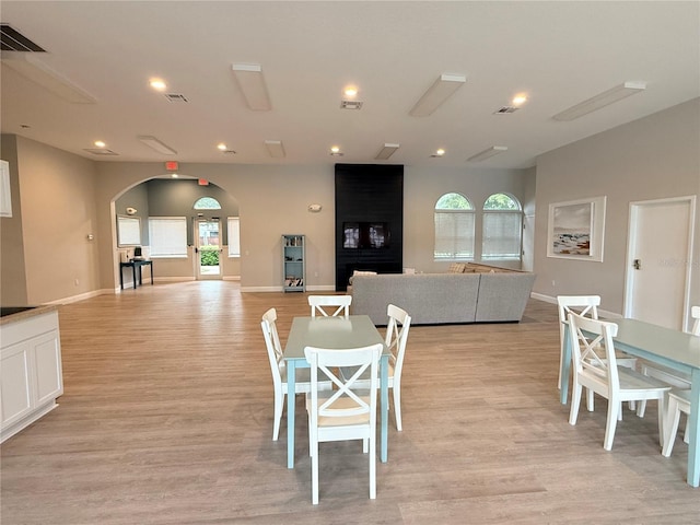 922 Suffolk Pl, Davenport, FL 33896 - dining space with light wood-style floors, arched walkways, and recessed lighting