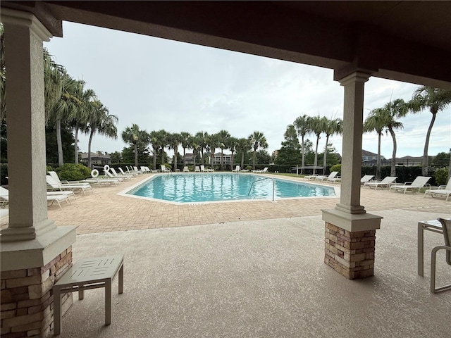 922 Suffolk Pl, Davenport, FL 33896 - community pool with a patio