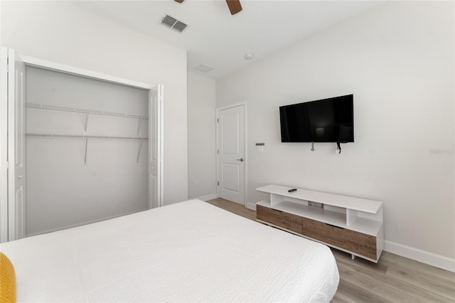 4974 Windermere Ave, Kissimmee, FL 34746 - bedroom with light wood-type flooring, a closet, and a ceiling fan