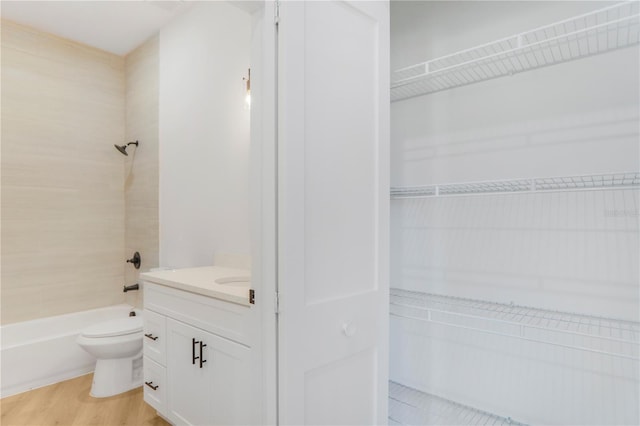 1006 Linkside Ct, Apopka, FL 32712 - bathroom featuring vanity, shower / bath combination, and wood finished floors