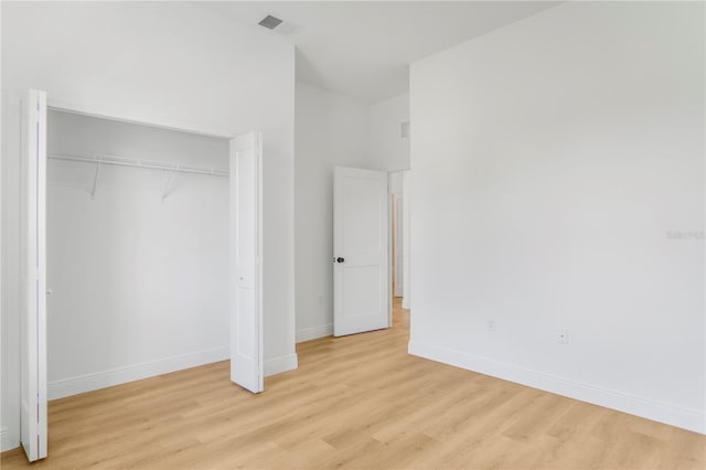 1006 Linkside Ct, Apopka, FL 32712 - unfurnished bedroom with light wood-style flooring and a closet