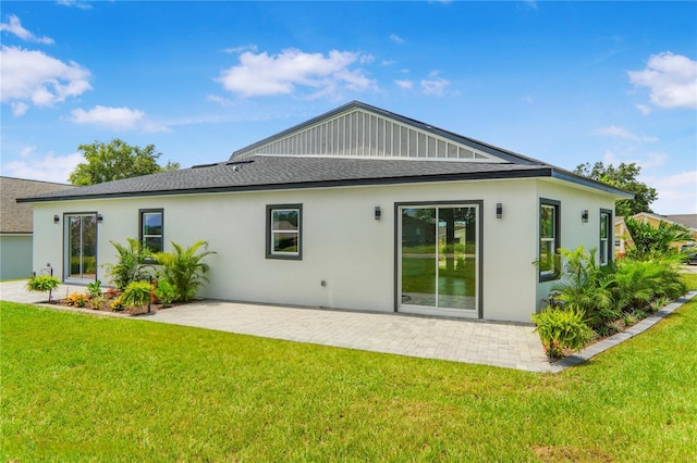 1006 Linkside Ct, Apopka, FL 32712 - back of property featuring stucco siding, a yard, and roof with shingles