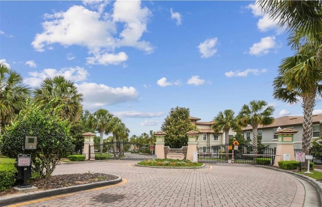 1351 Shinnecock Hills Dr, Davenport, FL 33896 - surrounding community featuring a gate