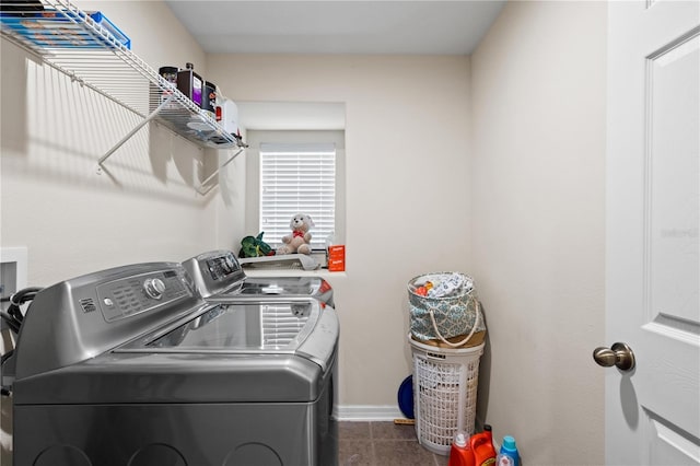 2613 Breezy Meadow Rd, Apopka, FL 32712 - laundry area featuring washer and clothes dryer and baseboards