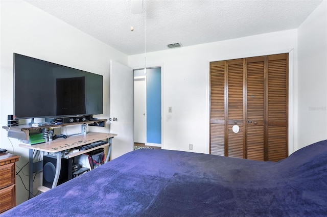 1515 Colonist Ct, Orlando, FL 32818 - bedroom with a closet and a textured ceiling