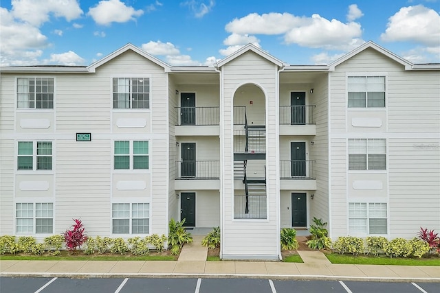 2550 Alafaya Trl Unit 9303, Orlando, FL 32826 - view of building exterior with uncovered parking