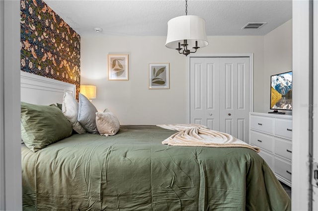 2907 Fable St, Kissimmee, FL 34746 - bedroom with a closet and a textured ceiling