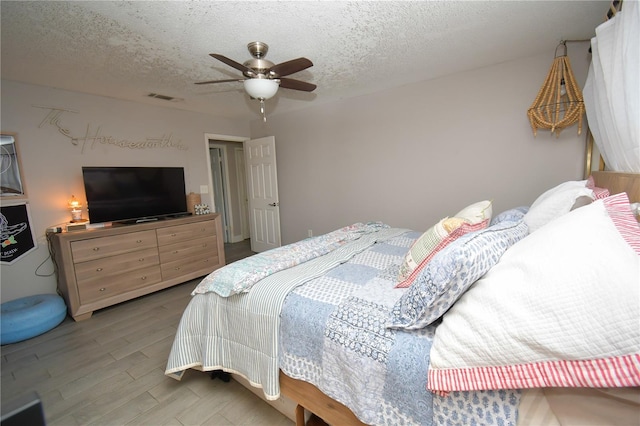 628 Riverview Ave, Altamonte Springs, FL 32714 - bedroom featuring wood finished floors, a textured ceiling, and a ceiling fan
