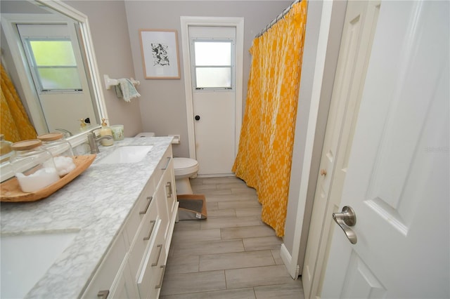 628 Riverview Ave, Altamonte Springs, FL 32714 - bathroom with vanity and curtained shower