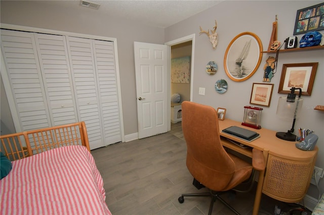 628 Riverview Ave, Altamonte Springs, FL 32714 - office area featuring wood finished floors and a textured ceiling